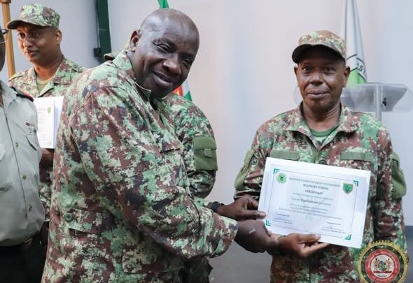Uitreiking van een certificaat na de opleiding tot groepscommandant bij het Instituut voor Defensie Opleidingen.