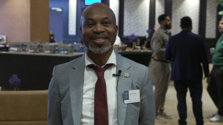 John Brewster, voorzitter van Diaspora Instituut Nederland, tijdens zijn interview met ONS in Hoofddorp.