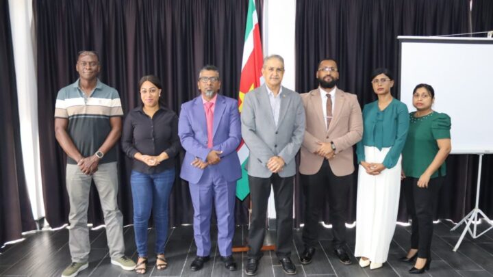 Onderminister Raj Jadnanansing met de leden van de Nationale Commissie Veiligheid, Gezondheid en Welzijn.