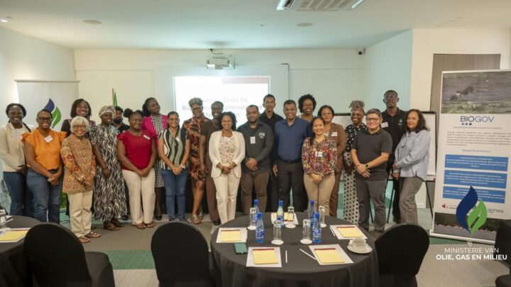 Deelnemers aan de training over biodiversiteitsonderhandelingen poseren samen in Paramaribo.
