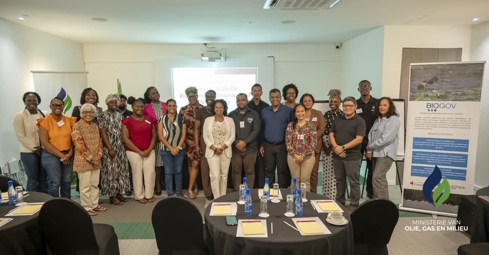 Deelnemers aan de training over biodiversiteitsonderhandelingen poseren samen in Paramaribo.