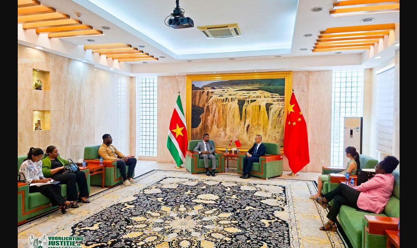 Vertegenwoordigers van Justitie en Veiligheid in gesprek met de Chinese ambassade.