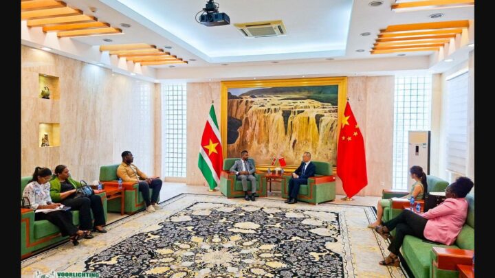 Vertegenwoordigers van Justitie en Veiligheid in gesprek met de Chinese ambassade.