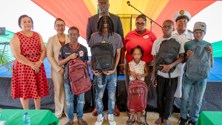 Afbeelding bij de officiële publicatie: JOS start landelijk schoolpakkettenproject voor 25.000 leerlingen