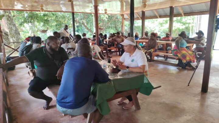 Afbeelding bij de officiële publicatie: NH consulteert stationmedewerkers tijdens werkbezoek aan Boven-Suriname