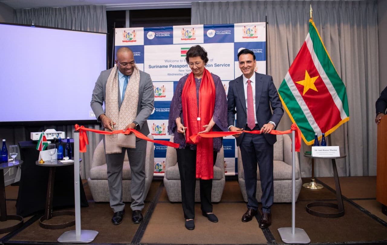 Afbeelding bij de officiële publicatie: President Simons lanceert Surinaamse paspoortservice in New York