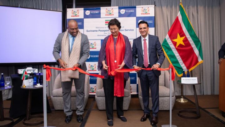 Afbeelding bij de officiële publicatie: President Simons lanceert Surinaamse paspoortservice in New York