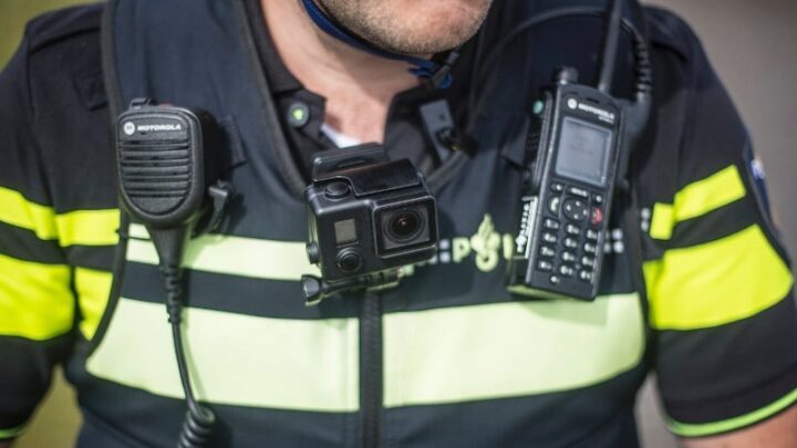 Een Nederlandse politieagent met bodycam, ter illustratie.