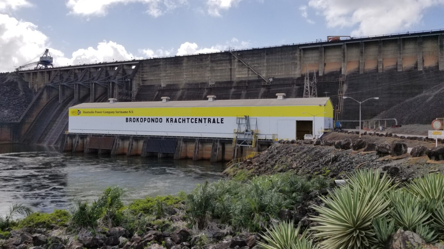 De Brokopondo Krachtcentrale van SPCS bij de Afobakadam.