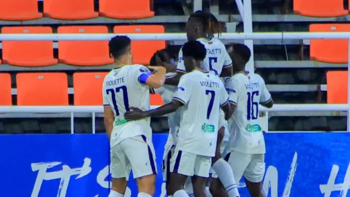 Spelers van Violette AC vieren samen een doelpunt; archiefbeeld bij de voorbeschouwing van Concacaf.